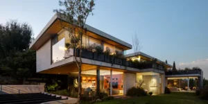 Casas Ecológicas e Sustentáveis: A Nova Tendência na Arquitetura A Necessidade de Sustentabilidade na Construção Civil A crescente urgência por práticas sustentáveis na construção civil reflete a urbanização acelerada e o uso excessivo de recursos naturais. Esse fenômeno, que se intensificou nas últimas décadas, resultou em graves consequências, como a degradação ambiental, a poluição e a diminuição da biodiversidade. A exploração excessiva de matérias-primas, como madeira, minerais e água, gerou um desequilíbrio ecológico alarmante. Portanto, é imperativo repensar os métodos de construção e adotar soluções que harmonizem as edificações com as exigências de preservação ambiental.