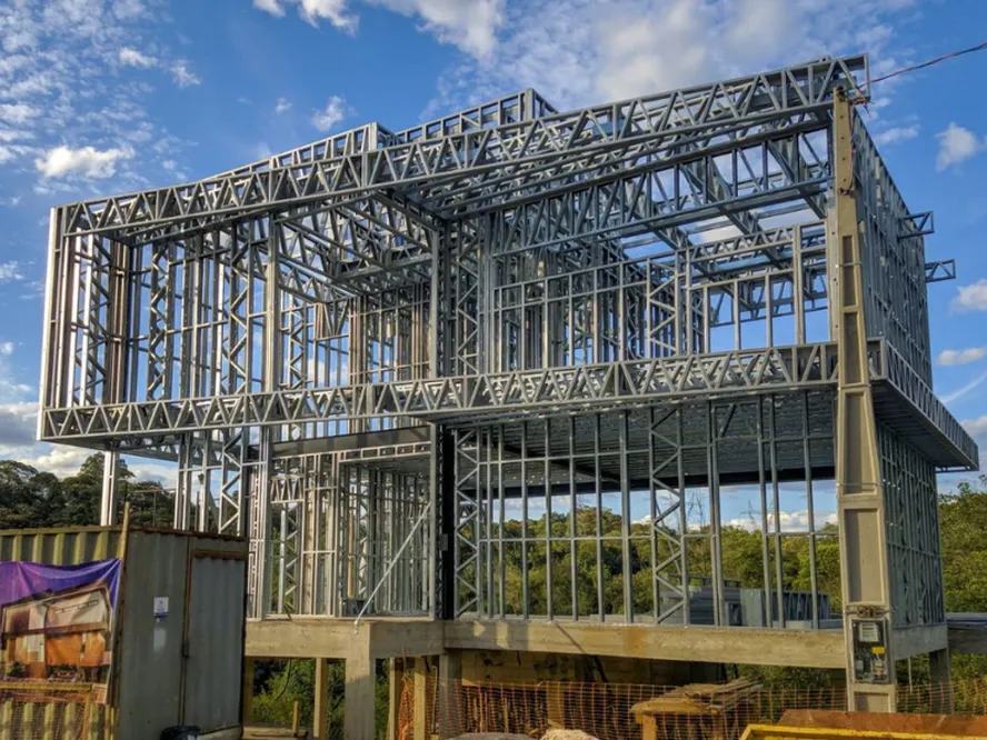 Imperatriz Metais O que é Steel Frame? O Steel Frame é um sistema de construção a seco que utiliza materiais industrializados, permitindo que o tempo de execução seja reduzido para menos da metade do que seria em uma obra convencional. Trata-se de um método modular que utiliza perfis de aço galvanizado de alta resistência, como montantes e guias, além de vigas mais robustas conforme a necessidade estrutural.